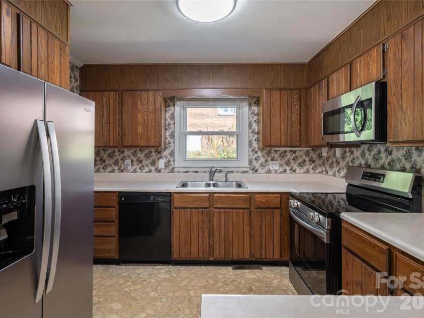 23 Wagon Road, Asheville, NC 28805.  MLS# CAR4433156, YatesRealty ID 56141. Kitchen