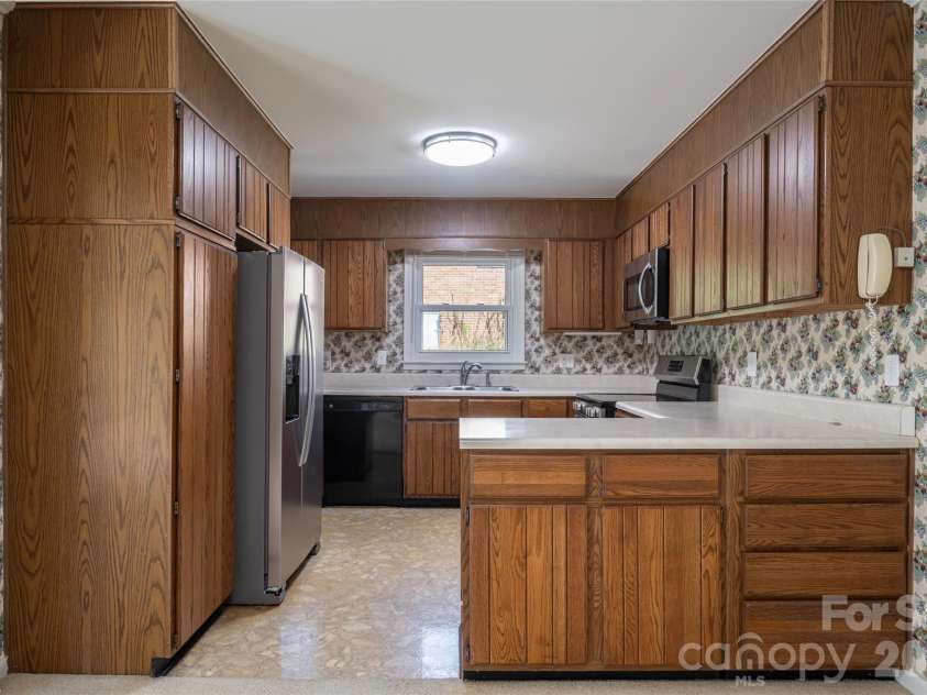 23 Wagon Road, Asheville, NC 28805.  MLS# CAR4433156, YatesRealty ID 56141. Kitchen