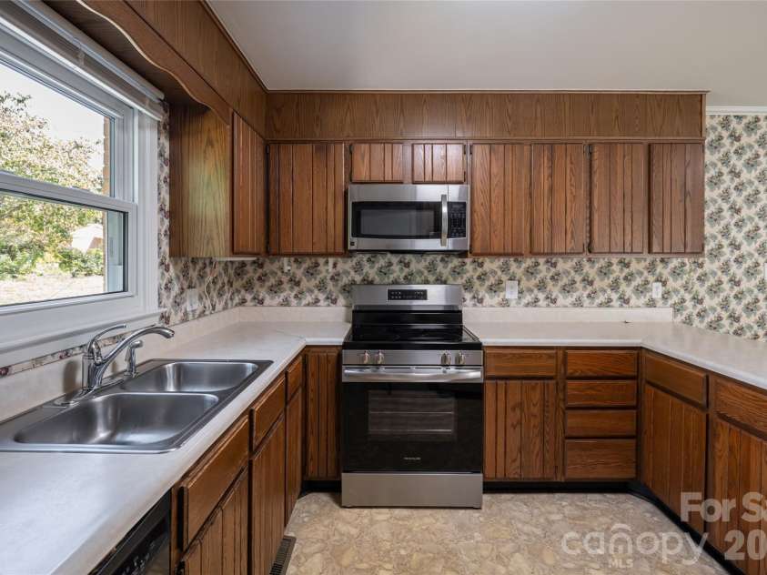 23 Wagon Road, Asheville, NC 28805.  MLS# CAR4433156, YatesRealty ID 56141. Kitchen