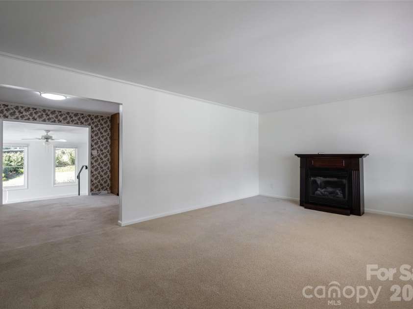 23 Wagon Road, Asheville, NC 28805.  MLS# CAR4433156, YatesRealty ID 56141. Living room