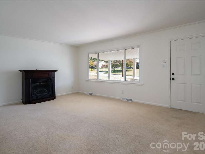 23 Wagon Road, Asheville, NC 28805.  MLS# CAR4433156, YatesRealty ID 56141. Living room