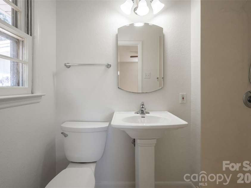23 Wagon Road, Asheville, NC 28805.  MLS# CAR4433156, YatesRealty ID 56141. Primary ensuite