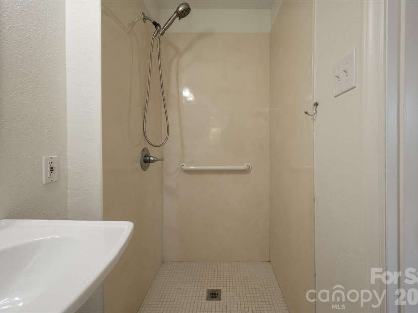 23 Wagon Road, Asheville, NC 28805.  MLS# CAR4433156, YatesRealty ID 56141. Primary ensuite