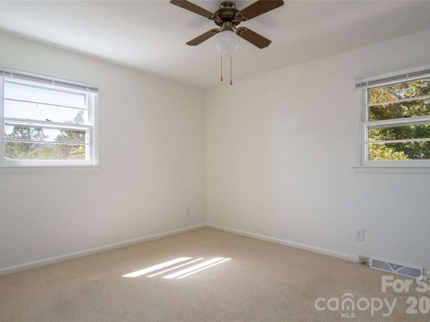 23 Wagon Road, Asheville, NC 28805.  MLS# CAR4433156, YatesRealty ID 56141. Primary suite