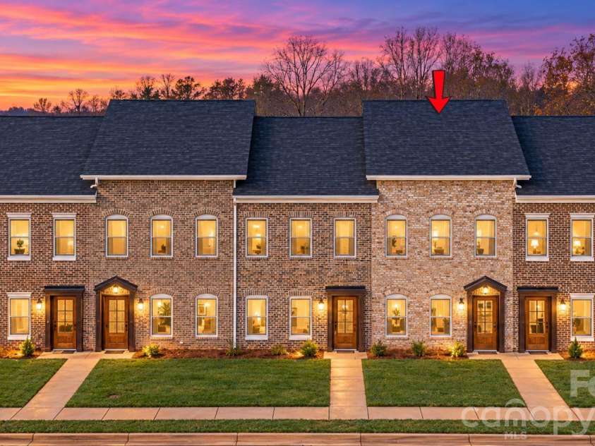 2113 24th Street Lane, Hickory, NC 28602.  MLS# CAR4433184, YatesRealty ID 56142. 