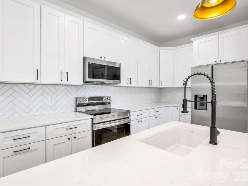 2113 24th Street Lane, Hickory, NC 28602.  MLS# CAR4433184, YatesRealty ID 56142. 
