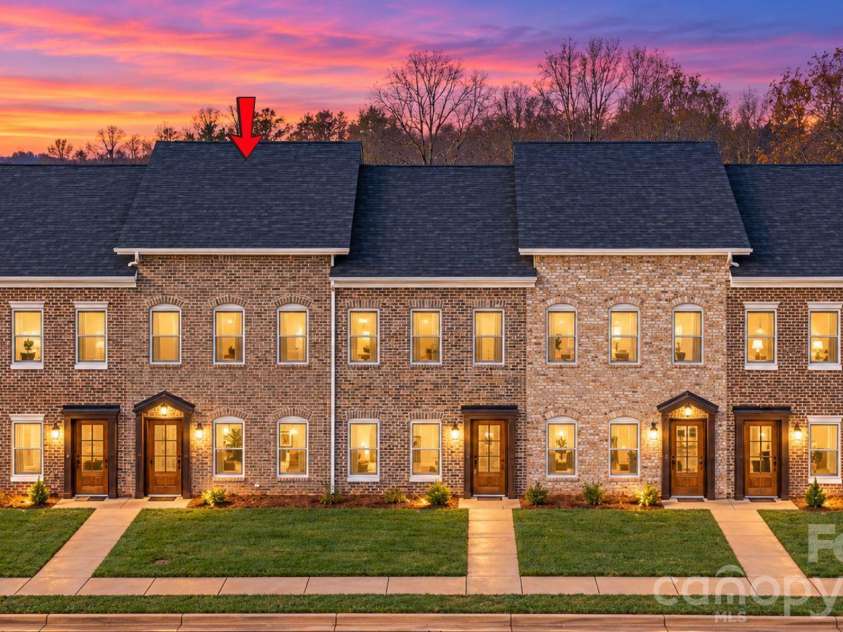 2117 24th Street Lane, Hickory, NC 28602.  MLS# CAR4433196, YatesRealty ID 56144. 