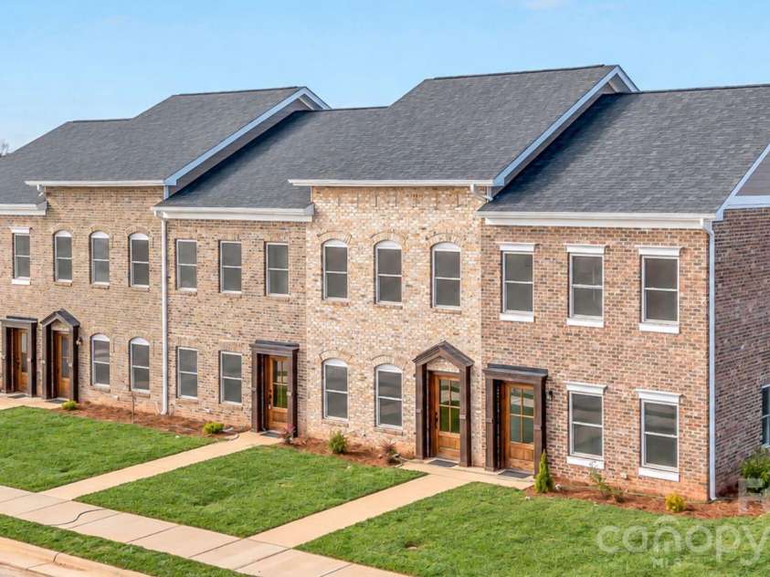 2117 24th Street Lane, Hickory, NC 28602.  MLS# CAR4433196, YatesRealty ID 56144. 