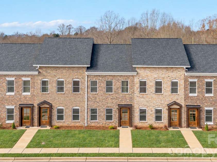 2117 24th Street Lane, Hickory, NC 28602.  MLS# CAR4433196, YatesRealty ID 56144. 