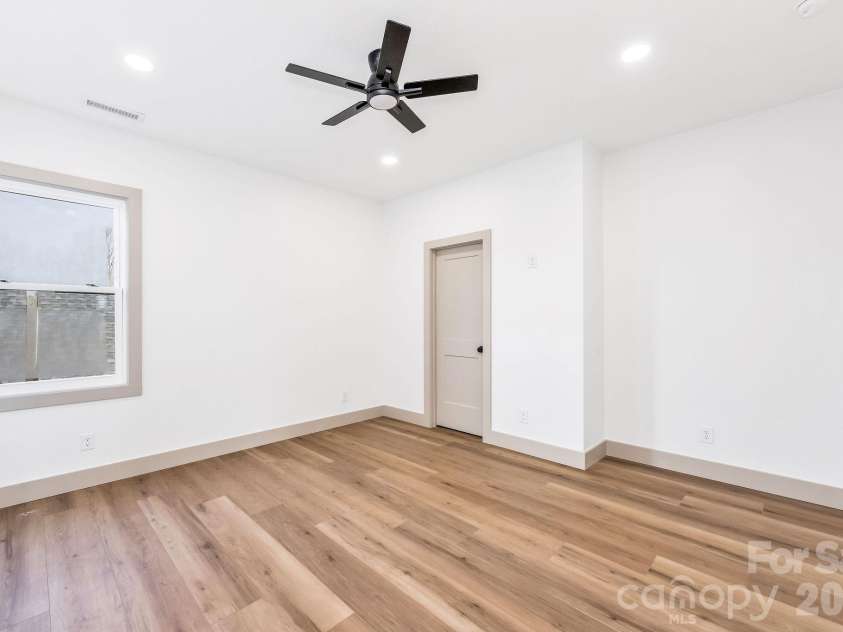 2117 24th Street Lane, Hickory, NC 28602.  MLS# CAR4433196, YatesRealty ID 56144. 