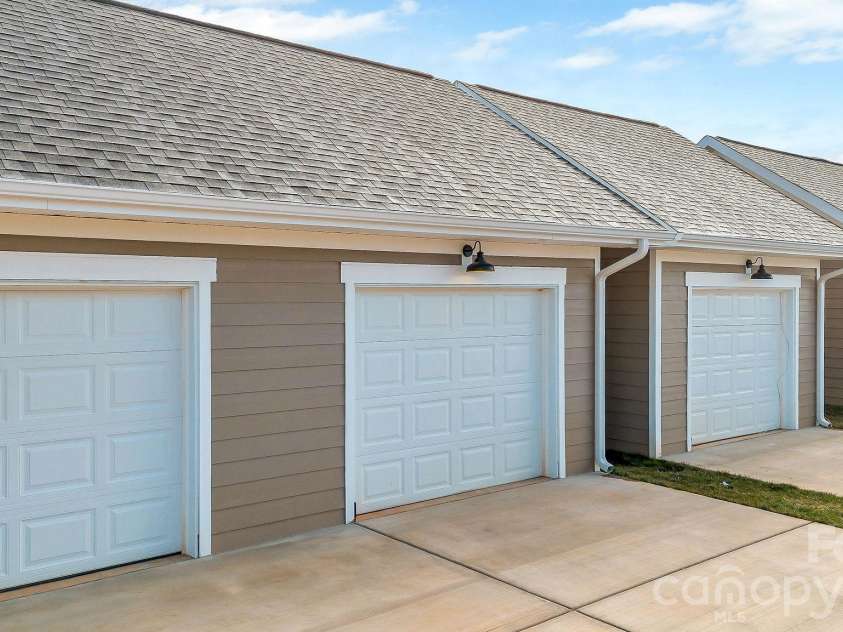 2117 24th Street Lane, Hickory, NC 28602.  MLS# CAR4433196, YatesRealty ID 56144. 
