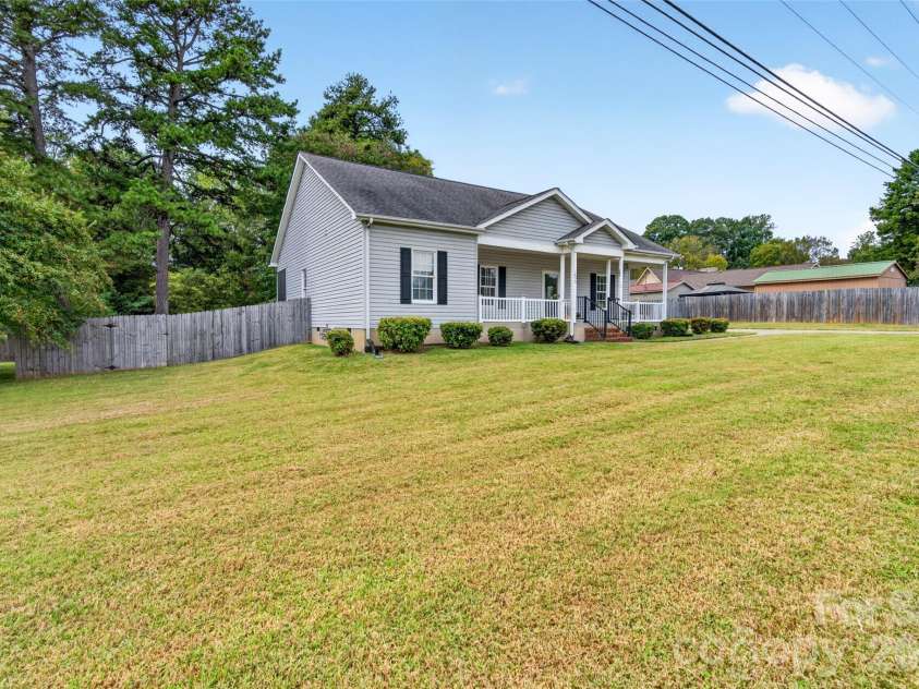 1032 Coddle Creek Road, Mooresville, NC 28115.  MLS# CAR4433548, YatesRealty ID 56146. 