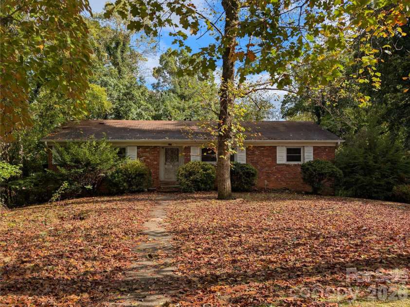 25 Chateau Place, Asheville, NC 28805.  MLS# CAR4433463, YatesRealty ID 56151. 