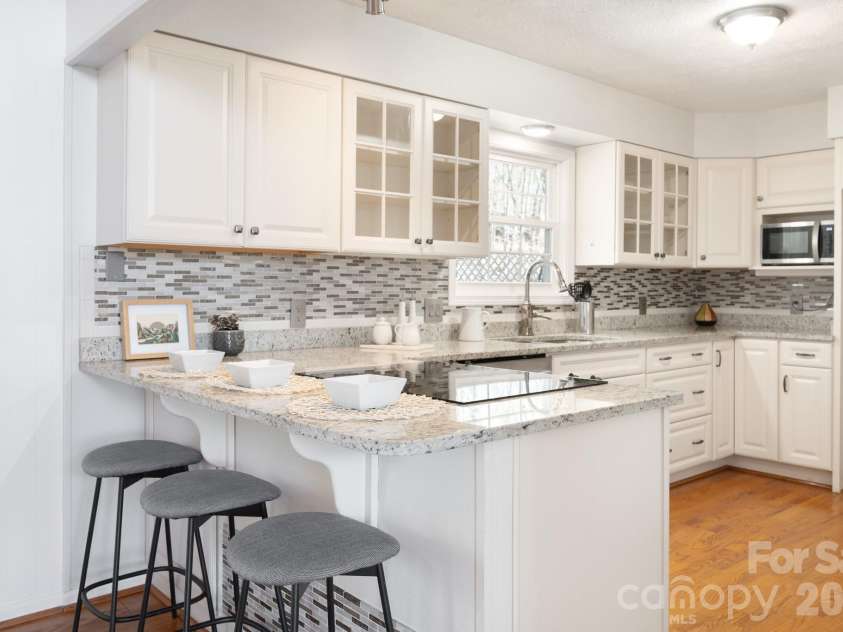 30 Morning Glory Lane, Weaverville, NC 28787.  MLS# CAR4277565, YatesRealty ID 5616. Breakfast bar