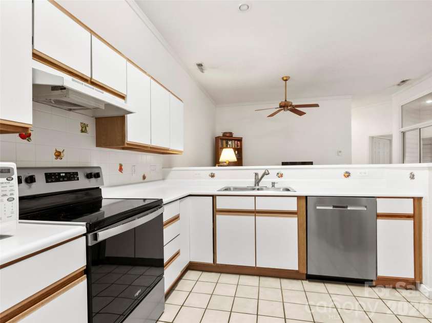 31 Tisha Lane, Hendersonville, NC 28739.  MLS# CAR4350617, YatesRealty ID 5616. Kitchen
