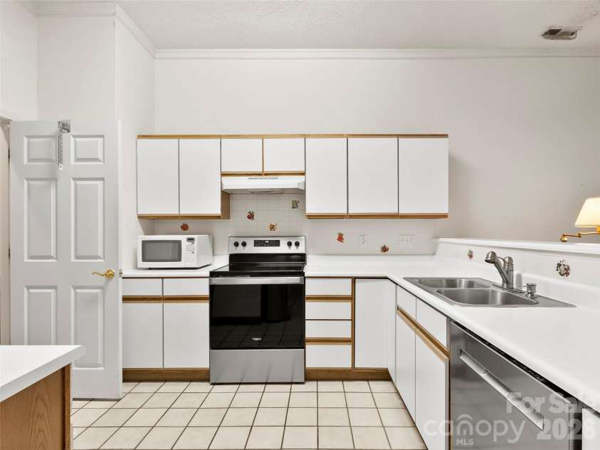 31 Tisha Lane, Hendersonville, NC 28739.  MLS# CAR4350617, YatesRealty ID 5616. Kitchen