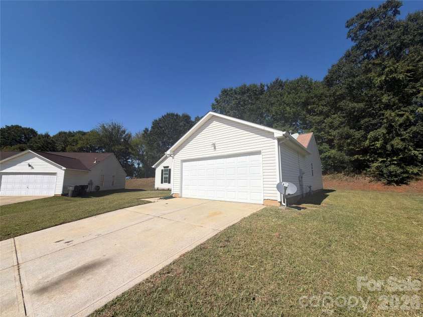 2094 Chapel Creek Road, Concord, NC 28025.  MLS# CAR4433678, YatesRealty ID 56162. 