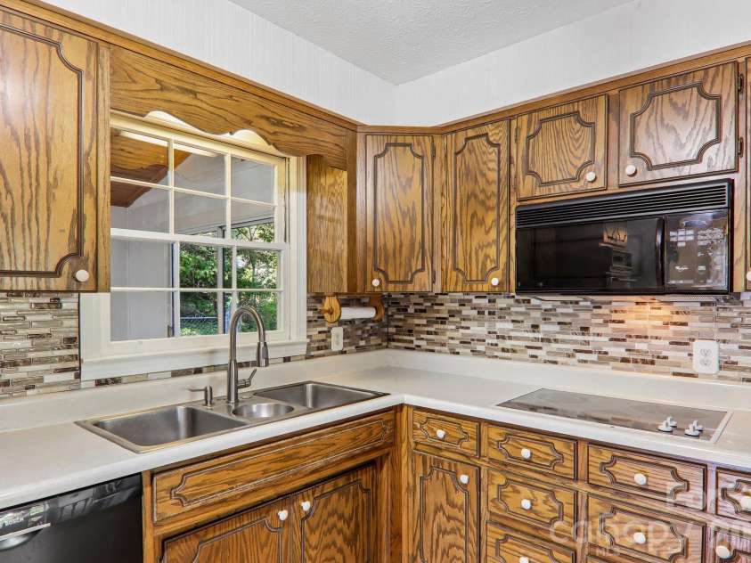 122 Laurel Lane, Etowah, NC 28729.  MLS# CAR4433580, YatesRealty ID 56167. 