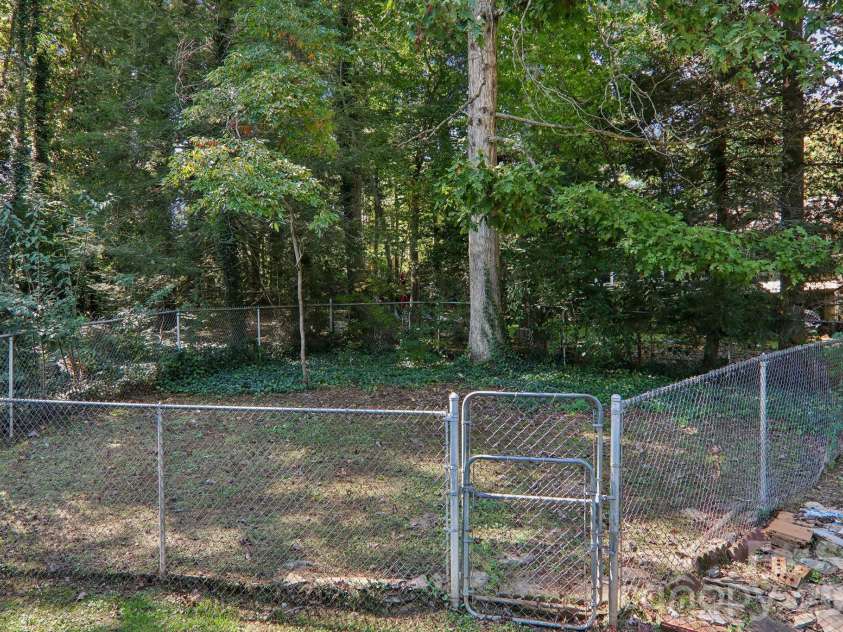 122 Laurel Lane, Etowah, NC 28729.  MLS# CAR4433580, YatesRealty ID 56167. 
