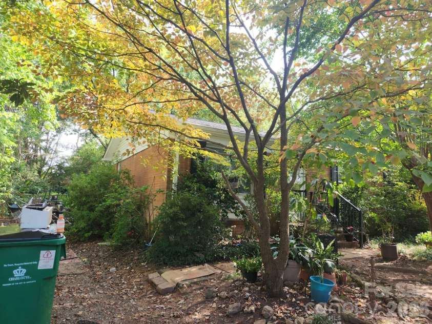 800 Farmcrest Drive, Charlotte, NC 28206.  MLS# CAR4432403, YatesRealty ID 56185. 