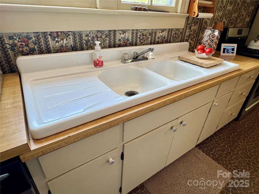 4689 Lakeview Acres Road, Valdese, NC 28690.  MLS# CAR4260635, YatesRealty ID 562. 