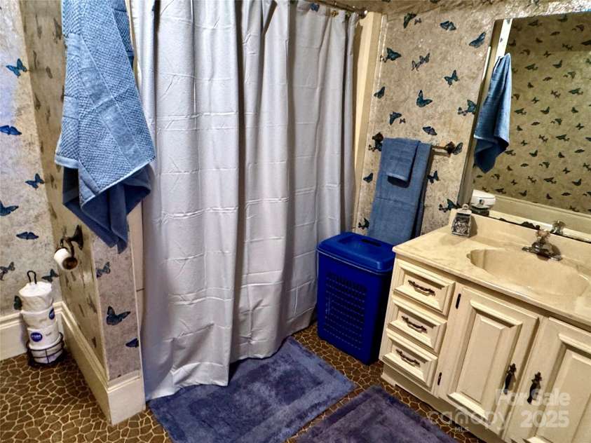 4689 Lakeview Acres Road, Valdese, NC 28690.  MLS# CAR4260635, YatesRealty ID 562. Upstairs bathroom
