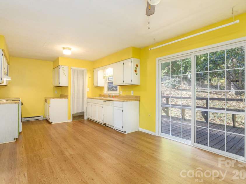 86 Johnston Boulevard, Asheville, NC 28806.  MLS# CAR4430005, YatesRealty ID 56208. 
