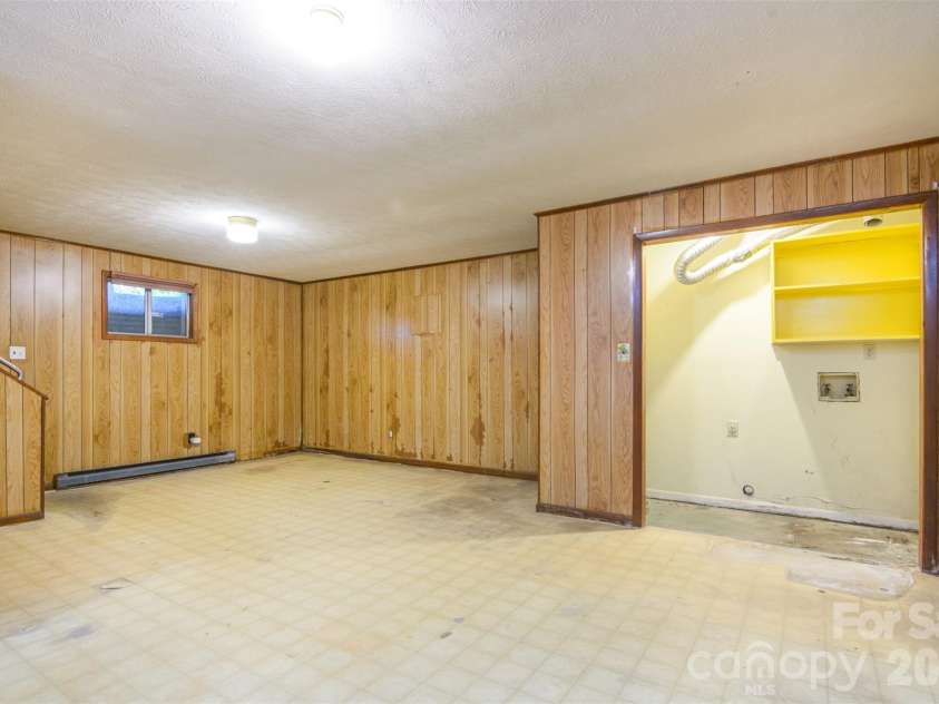 86 Johnston Boulevard, Asheville, NC 28806.  MLS# CAR4430005, YatesRealty ID 56208. 
