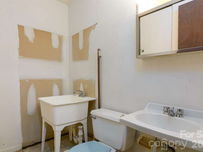 86 Johnston Boulevard, Asheville, NC 28806.  MLS# CAR4430005, YatesRealty ID 56208. 