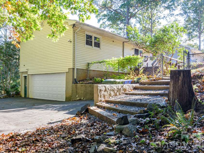 86 Johnston Boulevard, Asheville, NC 28806.  MLS# CAR4430005, YatesRealty ID 56208. 