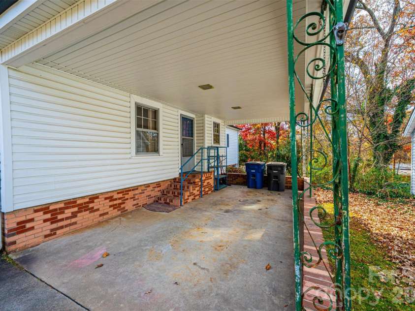 538 Salisbury Road, Statesville, NC 28677.  MLS# CAR4324440, YatesRealty ID 5621. 