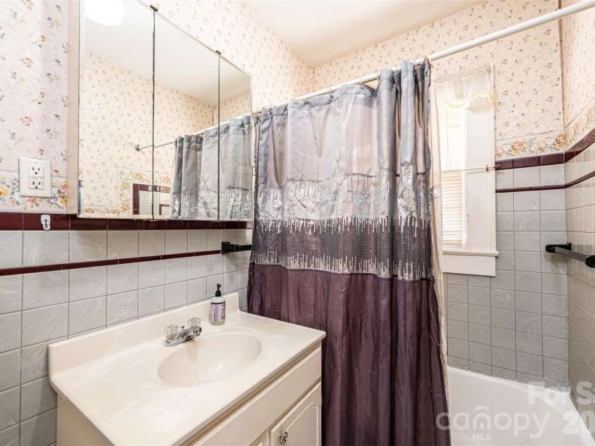 538 Salisbury Road, Statesville, NC 28677.  MLS# CAR4324440, YatesRealty ID 5621. 