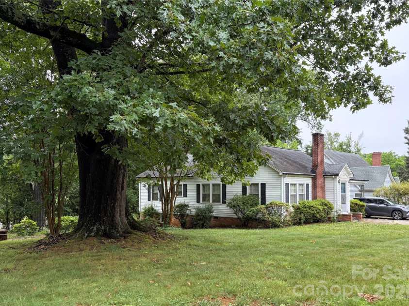 538 Salisbury Road, Statesville, NC 28677.  MLS# CAR4324440, YatesRealty ID 5621. 