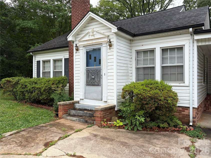 538 Salisbury Road, Statesville, NC 28677.  MLS# CAR4324440, YatesRealty ID 5621. 
