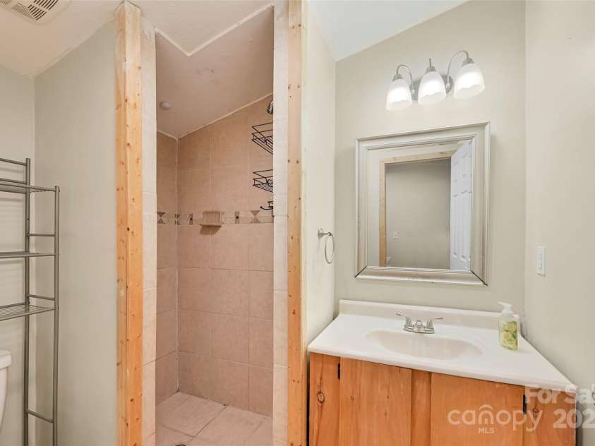 636 Roy Edwards Lane, Mars Hill, NC 28754.  MLS# CAR4241567, YatesRealty ID 5621. Apartment Bath