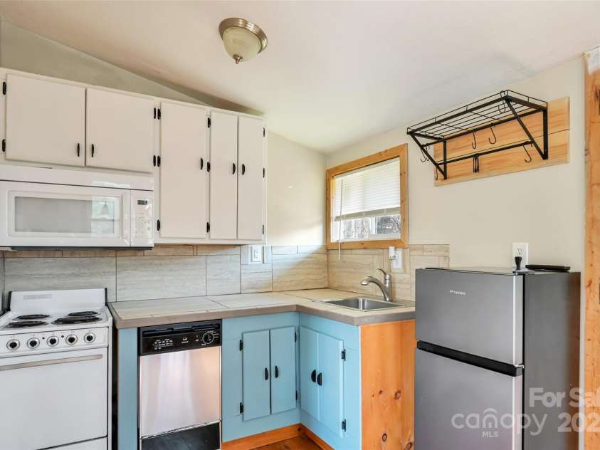 636 Roy Edwards Lane, Mars Hill, NC 28754.  MLS# CAR4241567, YatesRealty ID 5621. Apartment Kitchen