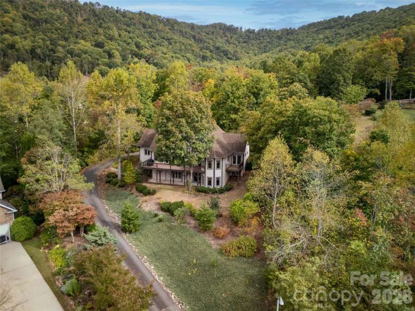 142 Twin Courts Drive, Weaverville, NC 28787.  MLS# CAR4433768, YatesRealty ID 56210. 