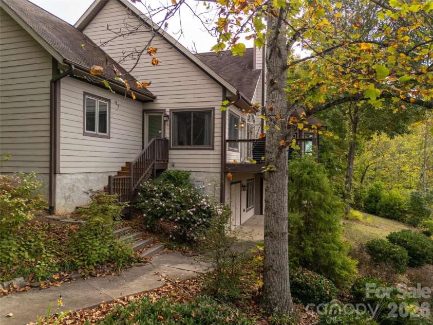 142 Twin Courts Drive, Weaverville, NC 28787.  MLS# CAR4433768, YatesRealty ID 56210. 