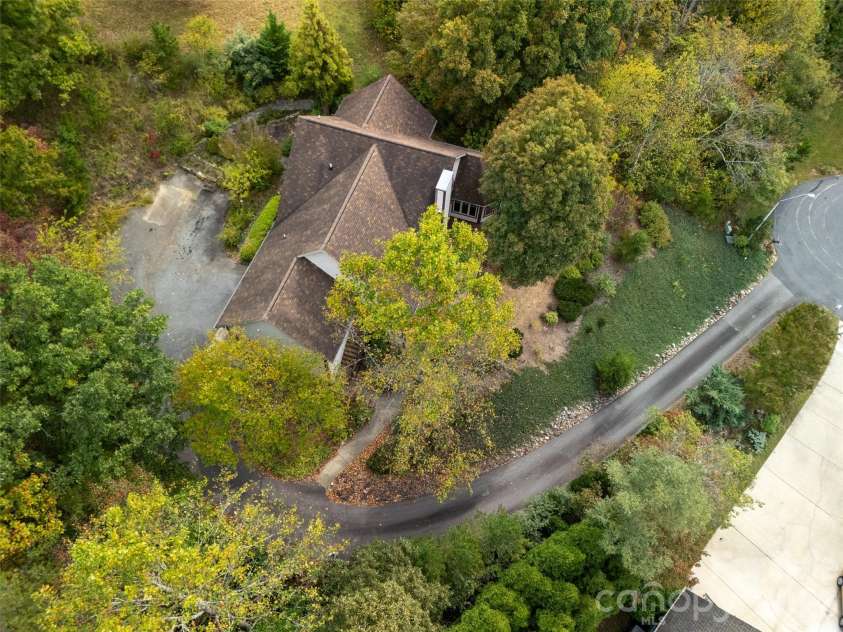 142 Twin Courts Drive, Weaverville, NC 28787.  MLS# CAR4433768, YatesRealty ID 56210. 