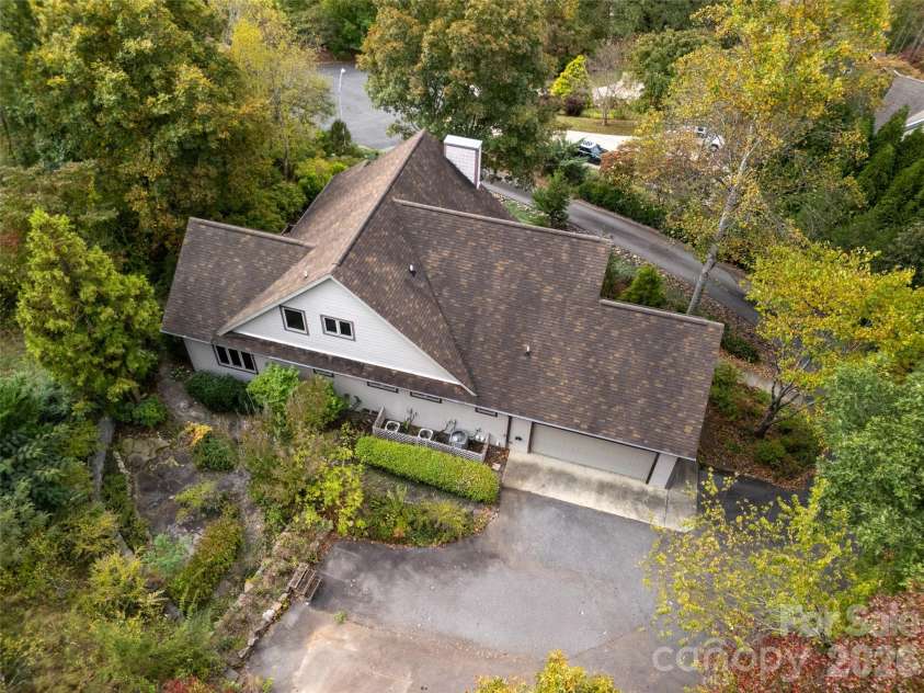 142 Twin Courts Drive, Weaverville, NC 28787.  MLS# CAR4433768, YatesRealty ID 56210. 