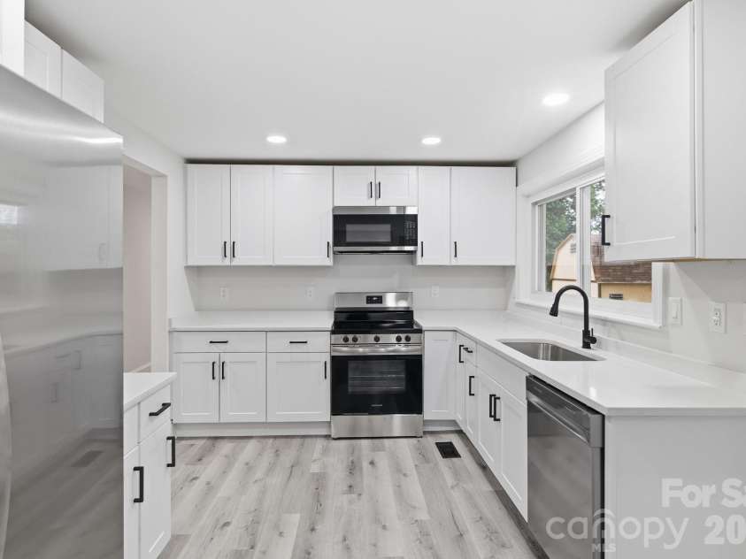 214 Dalewood Avenue, Kannapolis, NC 28083.  MLS# CAR4430178, YatesRealty ID 56219. Kitchen
