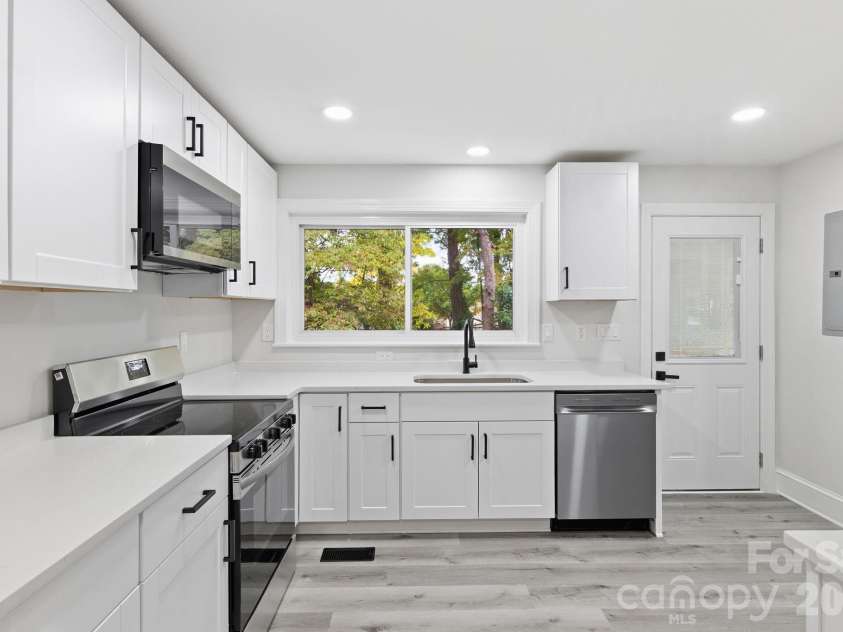214 Dalewood Avenue, Kannapolis, NC 28083.  MLS# CAR4430178, YatesRealty ID 56219. Kitchen