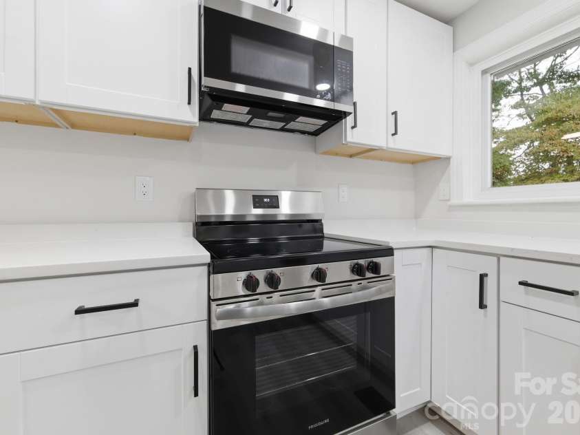 214 Dalewood Avenue, Kannapolis, NC 28083.  MLS# CAR4430178, YatesRealty ID 56219. Kitchen