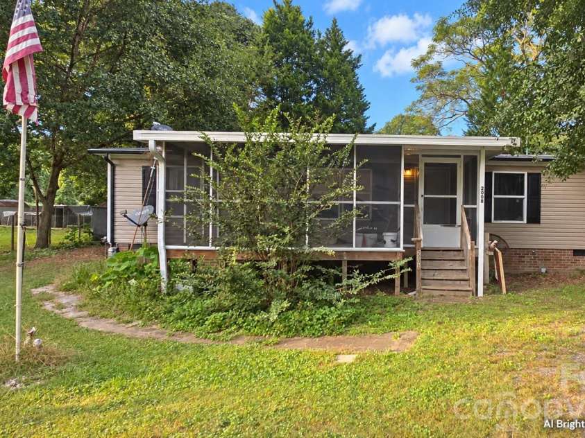 2008 7th Avenue, Hickory, NC 28602.  MLS# CAR4433791, YatesRealty ID 56233. 