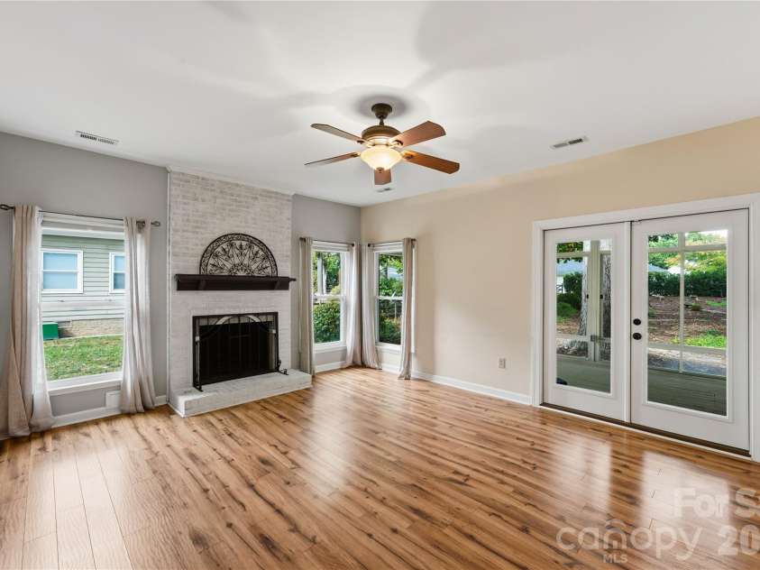 180 Bridgeport Drive, Mooresville, NC 28117.  MLS# CAR4431939, YatesRealty ID 56234. 