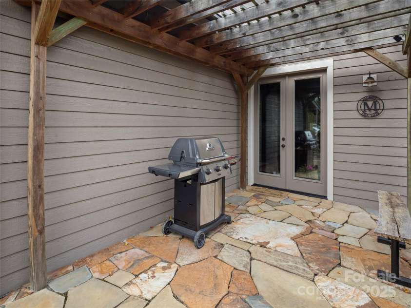 32 Bungalow Way, Brevard, NC 28712.  MLS# CAR4330127, YatesRealty ID 5624. 