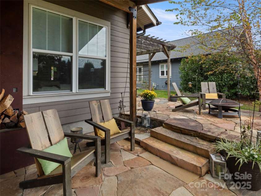 32 Bungalow Way, Brevard, NC 28712.  MLS# CAR4330127, YatesRealty ID 5624. 