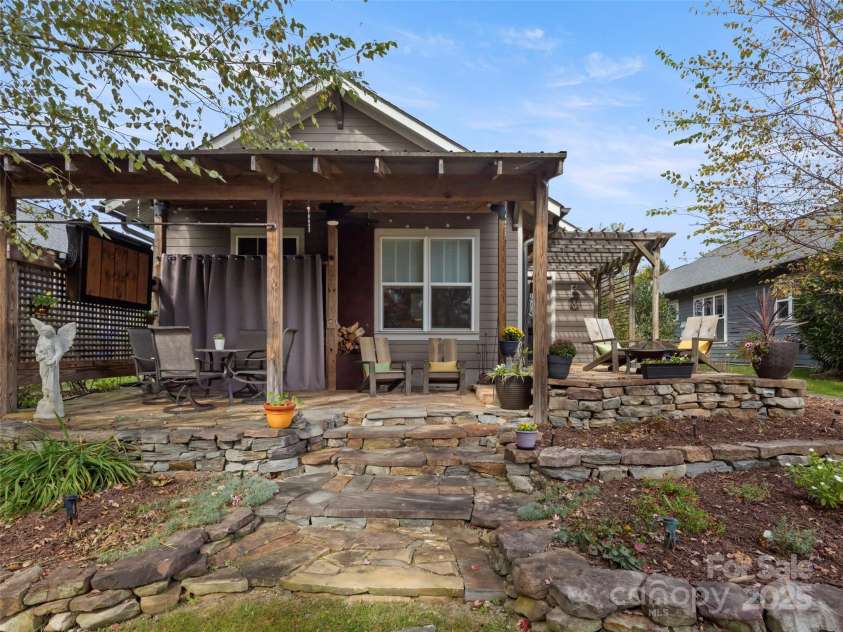 32 Bungalow Way, Brevard, NC 28712.  MLS# CAR4330127, YatesRealty ID 5624. 