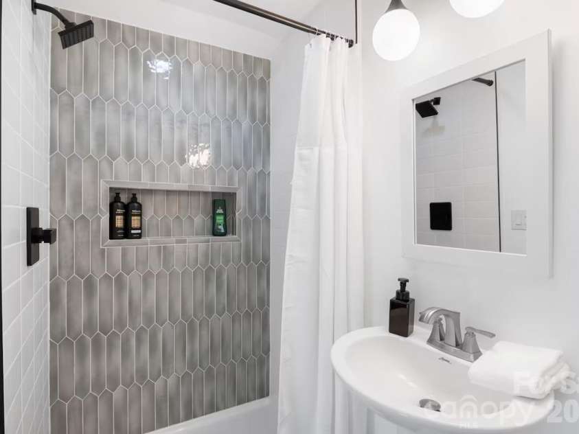 12,20 Collins Mountain Drive, Asheville, NC 28804.  MLS# CAR4433147, YatesRealty ID 56244. 12 Collins - Full Bath
