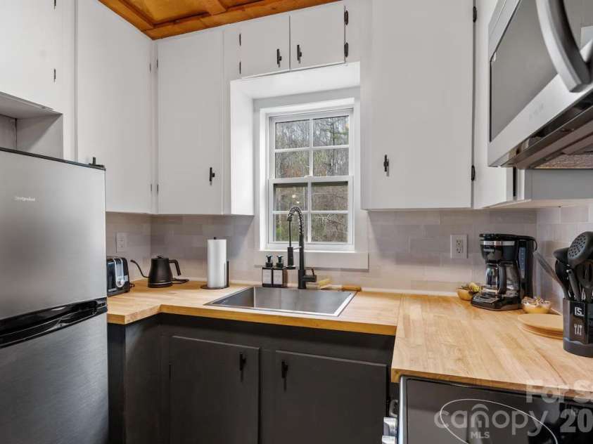 12,20 Collins Mountain Drive, Asheville, NC 28804.  MLS# CAR4433147, YatesRealty ID 56244. 12 Collins - Kitchen
